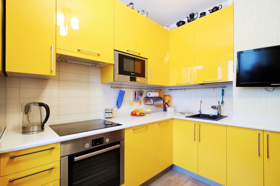 Серо желтый кухонный гарнитур фото